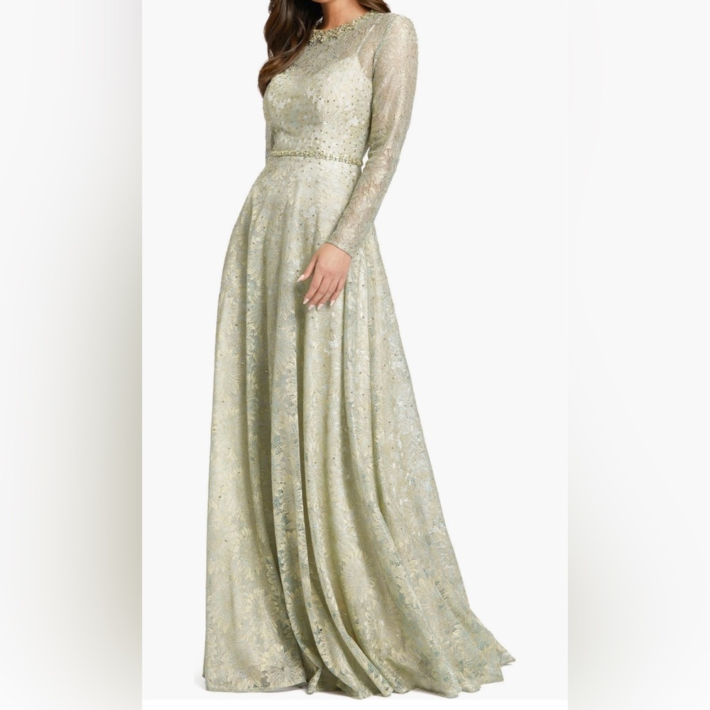 LONG SLEEVE FLORAL
LACE GOWN